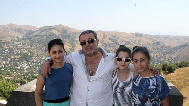Một bức ảnh của Mikhail Khachaturyan với các con gái còn nhỏ