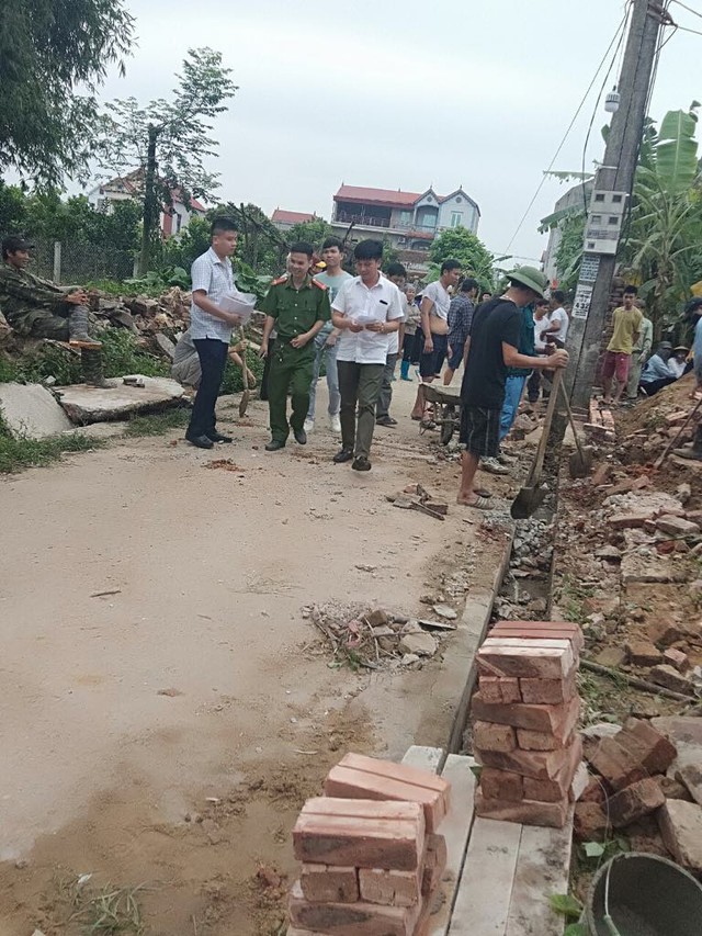 Chính quyền địa phương đã có mặt ngay khi dòng họ Đặng Đức đập phá nhà tường ông Vững nhưng không ngăn chặn được