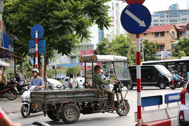 Bất chấp sự nguy hiểm tính mạng của người đi đường, những chiếc xe tự chế chở vật liệu xây dựng dài hàng chục mét vẫn vô tư hoạt động xuyên ngày, đêm trên các tuyến phố Hà Nội.