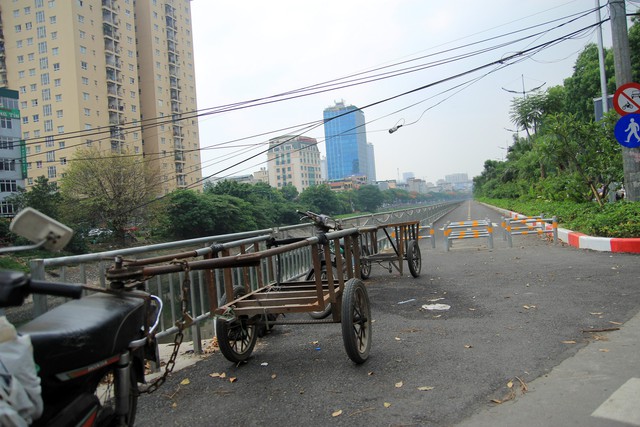 Xe máy được chế thêm xe thùng để vận chuyển hàng hóa chạy trong thành phố, tiềm ẩn nguy hiểm khi tham gia giao thông.