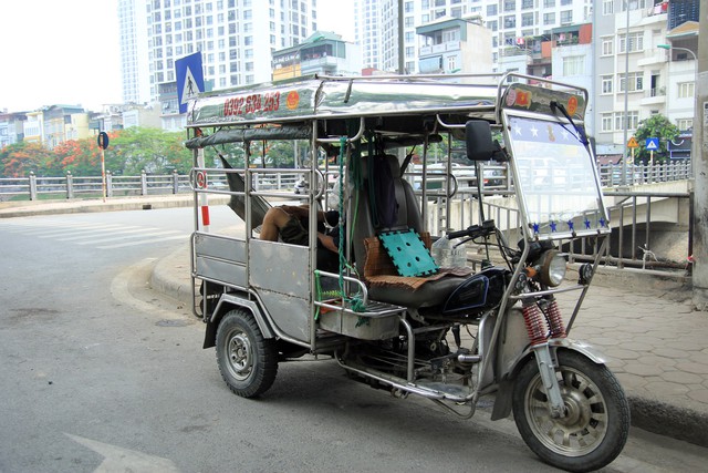 Xe ba gác đỗ tại khu vực lòng đường Láng (Đống Đa).