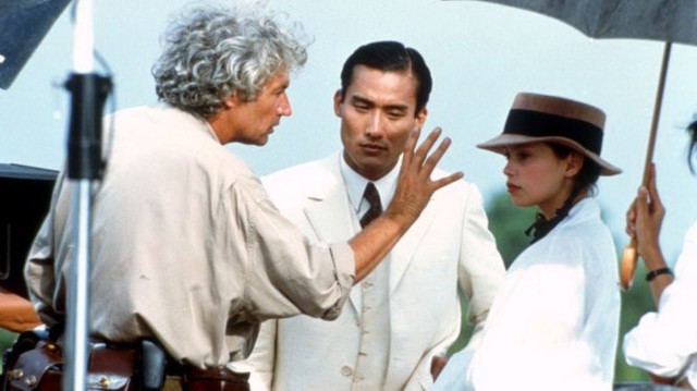 
Đạo diễn Jean-Jacques Annaud chỉ đạo trên trường quay
