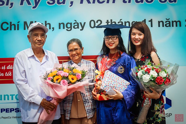 
Ông Bích và bà Thuận trong lễ tốt nghiệp đại học của cháu ngoại, Như Hảo
