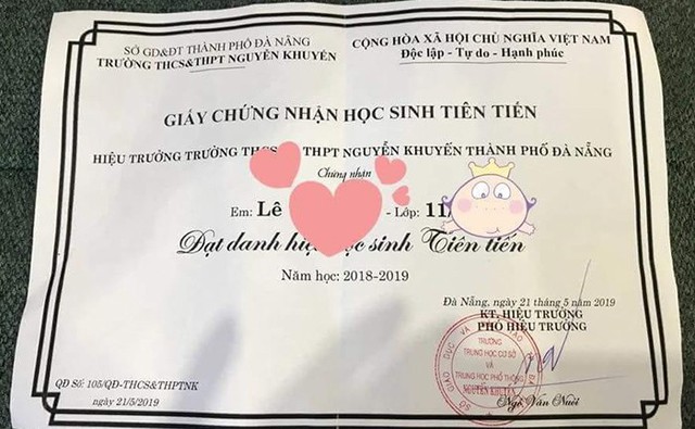 
Hình ảnh giấy chứng nhận học sinh tiên tiến in sơ sài được phụ huynh phản ánh.
