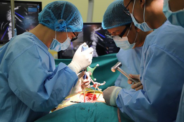 
Bệnh nhi bị vẹo cột sống do tư thế ngồi sai được các bác sĩ BV ĐKQT Nam Sài Gòn phẫu thuật định vị lại
