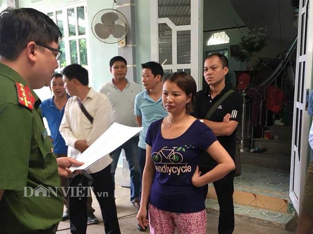 
Cơ quan Cảnh sát Điều tra Công an tỉnh Điện Biên đọc lệnh bắt, khám nhà đối tượng Trần Thị Hiền.
