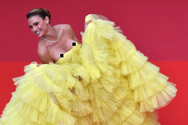
Người mẫu Brazil, Fernanda Liz, tung tẩy trên thảm đỏ trong khi chiếc váy tụt xuống quá nửa bầu ngực. Fernanda là khách mời trong buổi ra mắt phim Oh Mercy! hôm 22/5.
