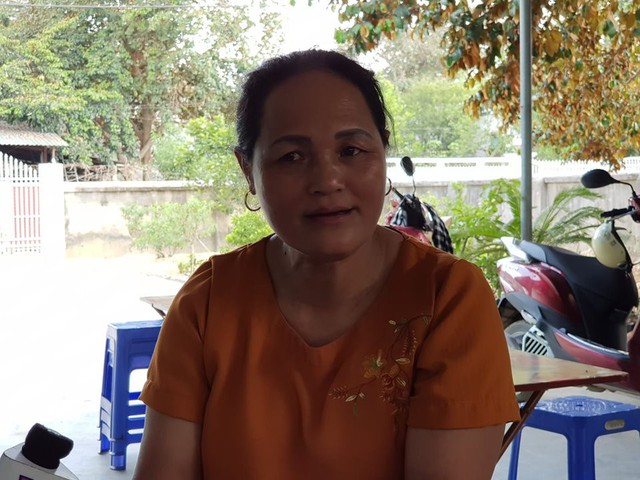 
Bà Hà Bích Nhung - Phó Chủ tịch UBND xã Thanh Hưng trao đổi với phóng viên khi chứng kiến lệnh bắt, khám nhà Trần Thị Hiền.
