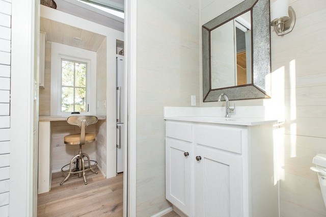 
Một chiếc tủ nhỏ phía dưới gương để giấu các đồ dùng sinh hoạt cho phòng tắm gọn gàng hơn. Màu trắng của các đồ nột thất và tường kết hợp với vị trí đặt gương giúp ăn gian thị giác, tăng cảm giác diện tích phòng lên.
