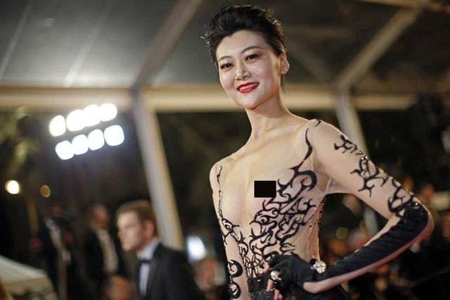 
Tại liên hoan phim năm ngoái, người đẹp Triệu Hân - Hoa hậu Du lịch Quốc tế Trung Quốc - để lộ cả hai bầu ngực trong chiếc váy xuyên thấu.
