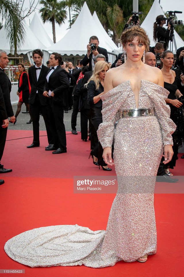 
Nữ diễn viên Mila Jovovich dự buổi chiếu phim Sibyl trong bộ đầm trễ nải. Không sở hữu vòng một nóng bỏng, Mila Jovovich vẫn hút ống kính bởi danh tiếng và vẻ ngoài trẻ trung ở tuổi 44.

