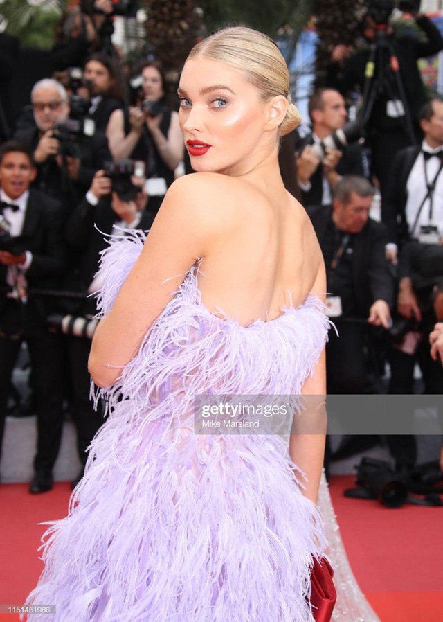 
 Siêu mẫu Elsa Hosk diện váy tua rua cầu kỳ trên thảm đỏ. Thiên thần nội y người Thụy Điển là khách mời quen thuộc của thảm đỏ Cannes những ngày qua.
