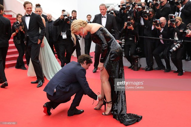 
Khoảnh khắc thu hút ống kính truyền thông khi Virginie Efira tuột dây giày và được bạn diễn Niels Schneider giúp đỡ trên thảm đỏ.
