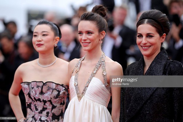 
Huang Lu, Stacy Martin và Amira Casar trên thảm đỏ Cannes ngày 24/5. Sau những ngày tấp nập nghệ sĩ hạng A, thảm đỏ Cannes đã thưa thớt nghệ sĩ danh tiếng trong tối 23/5 và 24/5.
