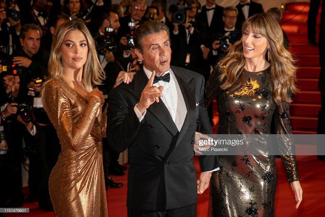 
Ngôi sao Hollywood Sylvester Stallone bên vợ và con gái. Sylvester Stallone là tâm điểm chú ý tại thảm đỏ Cannes tối 24/5. Ông xuất hiện trước buổi chiếu phim Rambo - First Blood.
