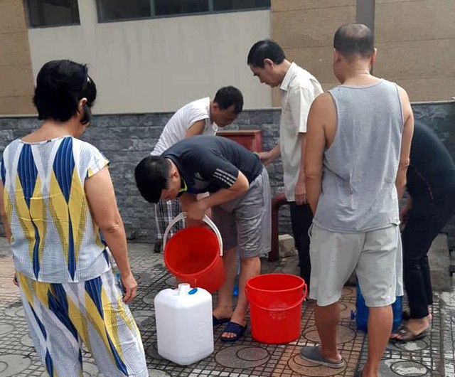 Sáng ngày 26/5 cư dân vẫn phải xách từng xô nước để phục vụ nhu cầu tối thiểu.