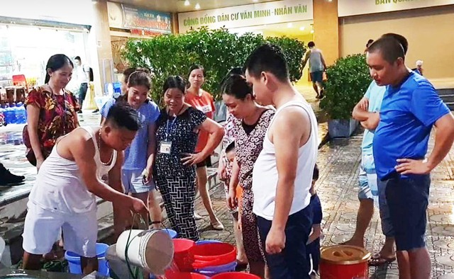 Đêm ngày 25/5, cư dân KĐT Tân Tây Đô phải xách từng xô nước từ bể ngầm lên căn hộ.
