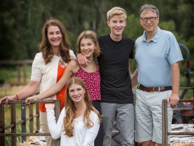 Tỷ phú Bill Gates và vợ có ba con. Con gái lớn Jennifer 23 tuổi, học tại Đại học Stanford và mê cưỡi ngựa. Con trai Rory đã bước sang tuổi 20 trong khi con gái út Phoebe đang học Trường trung học Lakeside tại Seattle. Tỷ phú giàu thứ hai thế giới đang nắm giữ tài sản 96,5 tỷ USD nhưng ông dự kiến chỉ để lại cho mỗi người con 10 triệu USD và dành hầu hết làm từ thiện.