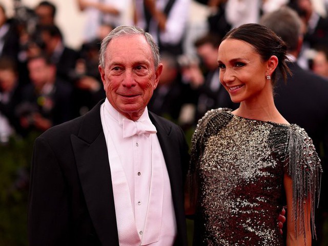 Tỷ phú Michael Bloomberg có hai cô con gái, 36 và 40 tuổi, với vợ cũ, Susan Brown. Ông hiện là người giàu thứ chín thế giới với tài sản 55,5 tỷ USD. Bởi ông đã ký Giving Pledge nên chỉ một phần nhỏ tài sản sẽ được để lại cho con gái Georgina và Emma.
