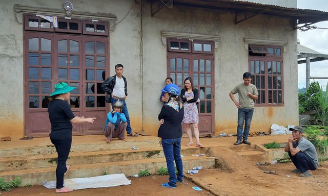 
Người dân tập trung trước nhà bà Nhi, bàn tán vụ việc. Ảnh: Minh Lộc.
