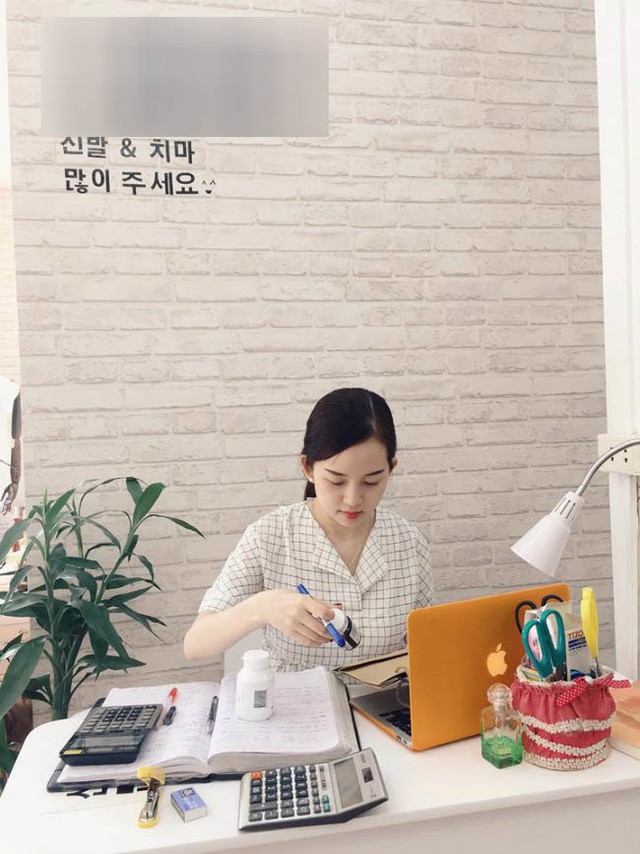 
Ly Kute hiện đang l&agrave; b&agrave; chủ chuỗi cửa h&agrave;ng thời trang nổi tiếng ở H&agrave; Nội. Ngo&agrave;i ra, c&ocirc; c&ograve;n mở th&ecirc;m chi nh&aacute;nh ở Tp. HCM.
