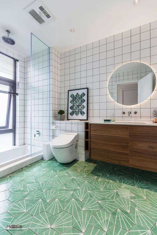 
Thiết kế bồn vệ sinh treo tường giúp chủ nhân lau sàn dễ dàng hơn. Gương trang điểm có đèn nền hoàn chỉnh đơn giản và quyến rũ. Bức tranh trang trí được đặt trên mặt bàn chậu cây xanh làm tăng thêm sự thanh lịch cho phòng tắm.
