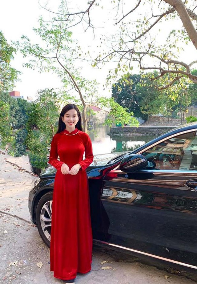 
H&igrave;nh ảnh đằm thắm, mặn m&agrave; của Ly Kute khi diện &aacute;o d&agrave;i đỏ khoe d&aacute;ng b&ecirc;n chiếc xế sang nhận được nhiều lời khen ngợi của người h&acirc;m mộ.
