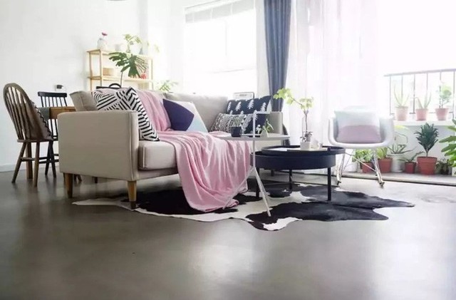 
Sofa văng màu be góp phần giúp phòng khách đẹp thanh lịch và nhẹ nhàng. Không gian nhỏ nhưng vô cùng sang trọng và lịch thiệp nhờ tấm thảm da bò.
