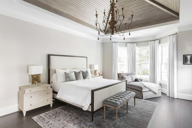 
Một căn phòng ngủ đơn sắc trắng tưởng chừng rất đơn điệu, nhạt nhẽo nhưng là một liệu pháp tuyệt vời với giấc ngủ với người dùng.
