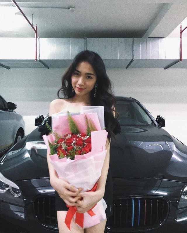 
Kh&ocirc;ng chỉ được bạn trai chiều chuộng, cuộc sống của H&ograve;a Minzy cũng thay đổi r&otilde; rệt sau 3 năm chia tay cầu thủ xứ Nghệ. H&igrave;nh ảnh giọng ca 23 tuổi chụp b&ecirc;n chiếc xế sang khiến nhiều người t&ograve; m&ograve; tuy nhi&ecirc;n chưa bao giờ c&ocirc; l&ecirc;n tiếng về việc t&agrave;i sản c&aacute; nh&acirc;n tr&ecirc;n mặt b&aacute;o.
