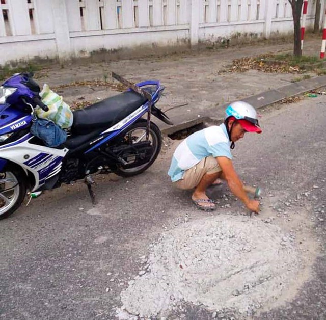 Đã chaỵ qua, nhưng anh Hùng không thể đi tiếp và ngay sau đó quay lại đục phá dọn dẹp khối bê tông