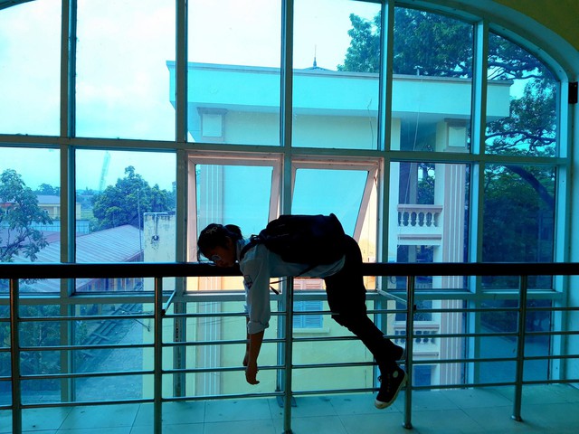 
Ng&agrave;y thi cận kề, nhiều sĩ tử cũng cảm thấy &aacute;p lực v&igrave; b&agrave;i vở &ocirc;n luyện
