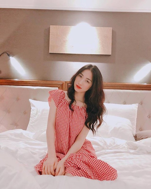 
Từ đ&oacute; tới nay, H&ograve;a Minzy kh&ocirc;ng chia sẻ th&ecirc;m về cuộc sống c&aacute; nh&acirc;n. Qua những h&igrave;nh ảnh c&ocirc; chia sẻ tr&ecirc;n mạng x&atilde; hội, nhiều người cho rằng, cuộc sống của c&ocirc; c&oacute; thể đ&atilde; thay đổi khi c&oacute; bạn trai gi&agrave;u c&oacute;. N&oacute;i về việc bạn trai hỗ trợ như thế n&agrave;o trong c&aacute;c hoạt động &acirc;m nhạc, H&ograve;a Minzy khẳng định tự d&ugrave;ng 100% tiền của m&igrave;nh để đầu tư v&agrave;o c&aacute;c sản phẩm. C&ocirc; kh&ocirc;ng d&ugrave;ng tiền của bạn trai d&ugrave; anh thừa sức gi&uacute;p đỡ.
