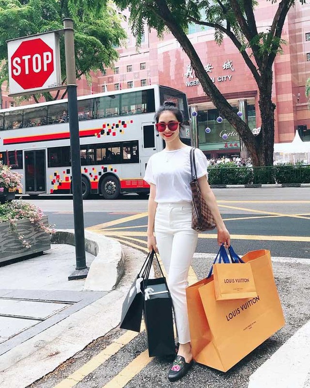 
H&ograve;a Minzy trong một chuyến đi du lịch v&agrave; mua sắm ở nước ngo&agrave;i.
