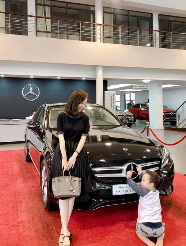 
Đầu th&aacute;ng 12.2018, b&agrave; mẹ một con đăng tải h&igrave;nh ảnh dẫn con trai - b&eacute; Khoai T&acirc;y đi nhận xe hơi mới. Được biết, xe hơi hot girl sinh năm 1990 mới tậu thuộc thương hiệu Mercedes.
