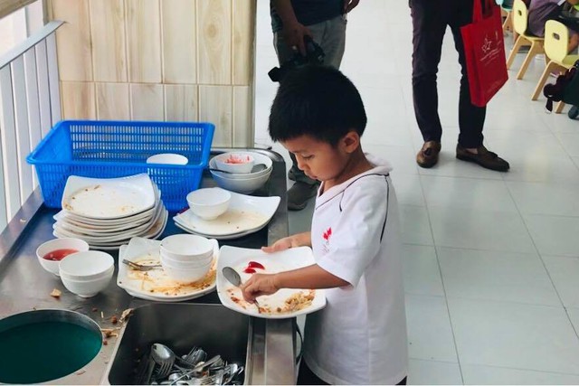 4 tuổi, cậu bé này đã biết cất dụng cụ, để đồ ăn thừa đúng chỗ sau bữa cơm trưa (Ảnh: Lê Huyền)
