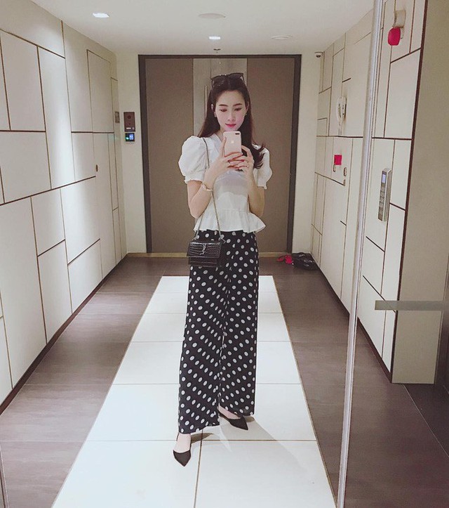 Không chỉ dừng lại ở áo trắng quần/chân váy đen. Nàng Thần tiên tỷ tỷ còn tạo nét độc đáo cho những set đồ của mình bằng họa tiết chấm bi đen trắng. Vẫn là công thức sơ vin quen thuộc nhưng thay vì chọn quần/chân váy đen thì thay vào đó là quần/chân váy chấm bi.