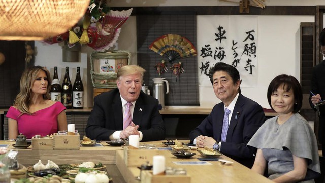 Vợ chồng Tổng thống Mỹ ăn tối cùng vợ chồng Thủ tướng Nhật hôm 26/5.