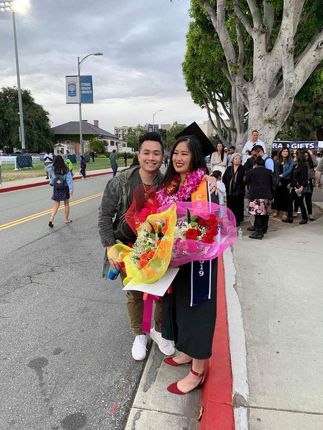 Vợ chồng con gái của Hồng Vân trong ngày tốt nghiệp đại học.