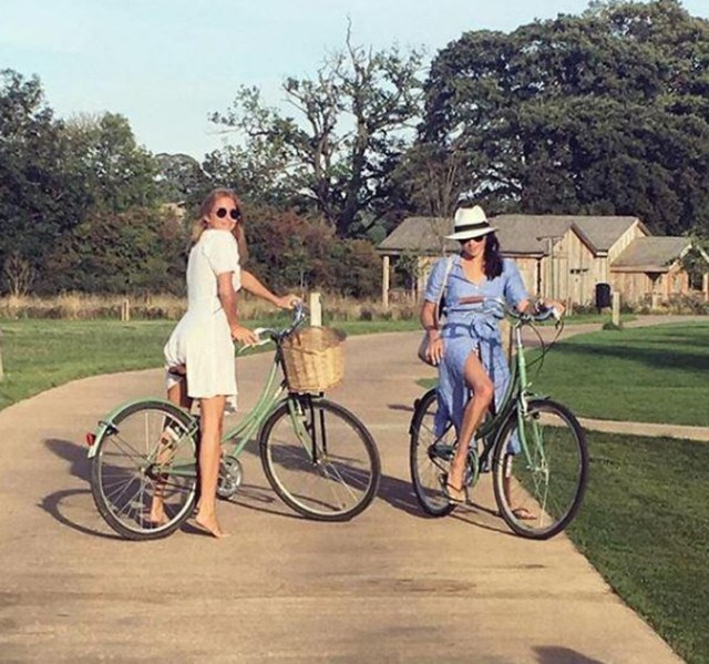 Meghan và Millie đạp xe ở Soho Farmhouse vào tháng 9/2017. Ảnh: Instagram.