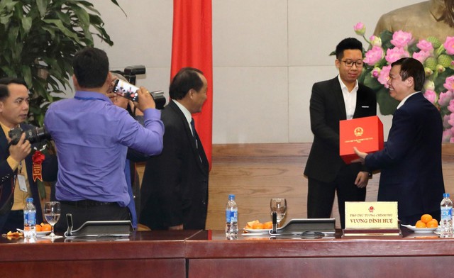 Phó Thủ Tướng Vương Đình Huệ trao tặng kỷ niệm chương khen thưởng của Chính Phủ cho đại diện Bệnh Viện Mắt Quốc Tế Việt – Nga