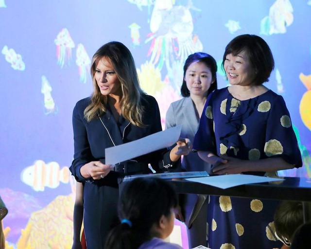 Bà Akie Abe đã đưa bà Melania Trump đến thăm bảo tàng nghệ thuật kỹ thuật số tại Tokyo