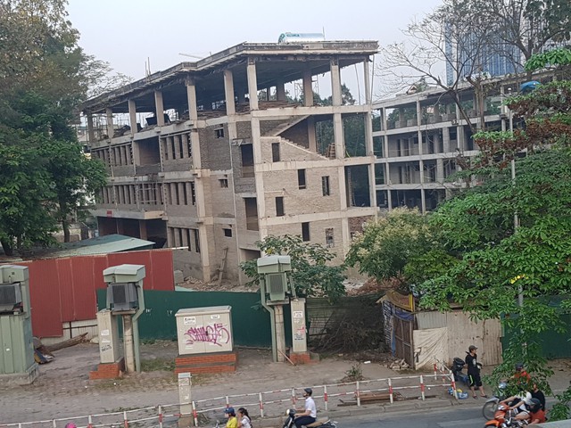 
Công trình xây dựng trường TH Hoàng Diệu đứng trước nguy cơ chậm tiến độ do thủ tục hành chính của Sở Xây dựng Hà Nội.
