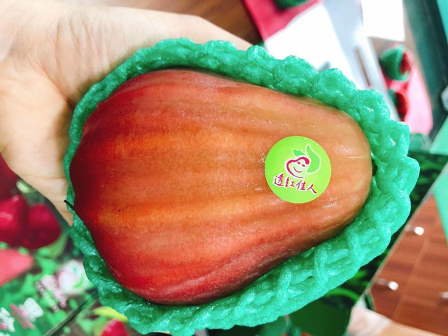 
 Một quả roi ngọc bích Đài Loan có trọng lượng từ 250-350g (ảnh: Khúc Ngọc Anh)
