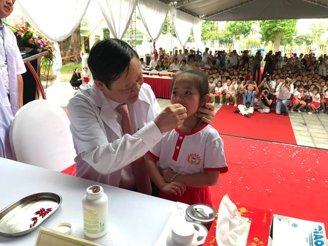 
GS.TS Nguyễn Viết Tiến - Thứ trưởng Bộ Y tế cho trẻ uống vitamin A trong Lễ Phát động Ngày Vi chất dinh dưỡng 2019. ảnh TG
