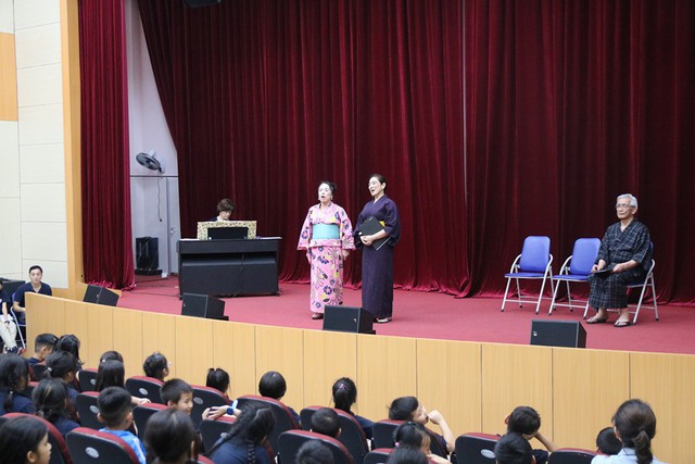 Nữ nghệ sĩ khiếm thị Sawada Rie (mặc kimono màu hồng) cùng các nghệ sỹ biểu diễn tại hòa nhạc.ảnh TG