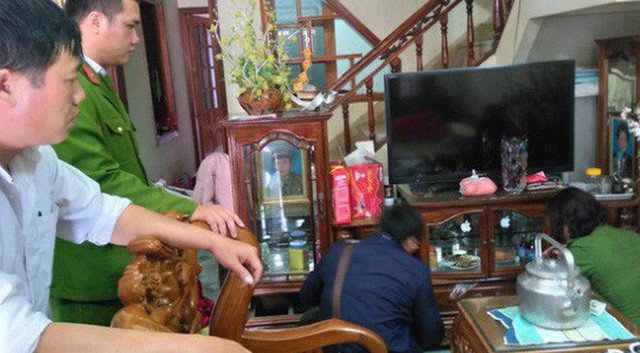 Lực lượng công an khám xét khẩn cấp căn nhà của Vương Văn Nghĩa - nhà cậu ruột của Vương Văn Hùng. Đây cũng là nơi đối tượng ẩn náu từ khi gây án cho tới khi bị bắt.