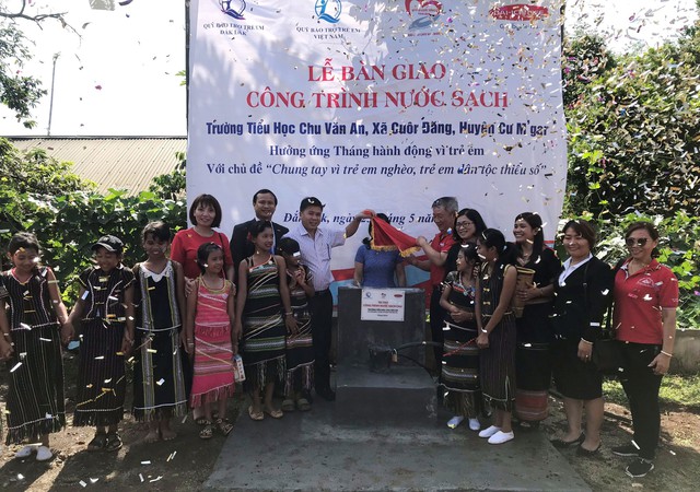 
Lễ bàn giao giếng khoan nước sinh hoạt sạch tại Đắk Lắk
