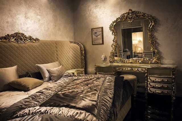 
16. Gương và bàn trang điểm sang trọng cho một thiết kế phòng ngủ cổ điển khiến ai cũng phải ghen tị.
