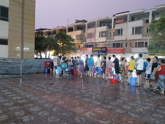 
Cảnh lấy nước sinh hoạt của cư dân Tân Tây Đô (xã Tân Lập, Đan Phượng).
